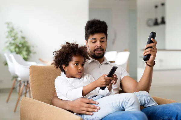 Baba ve kızı televizyon izlerken — Stok fotoğraf