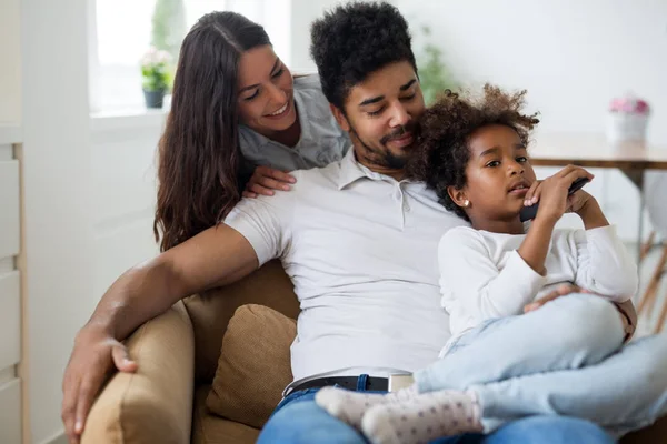 Familia siendo juguetona en casa — Foto de Stock