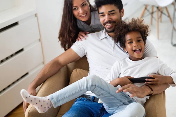 Jovem família feliz relaxar — Fotografia de Stock