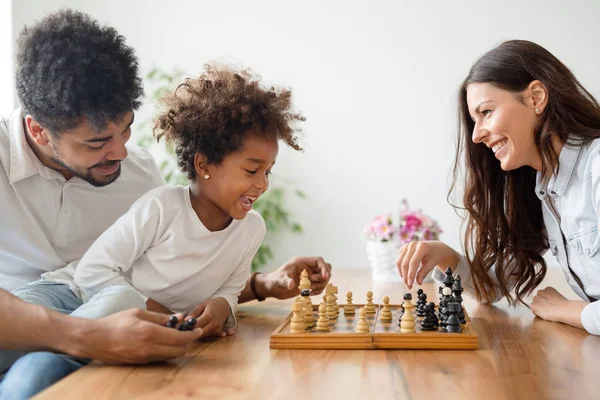 Família feliz jogando xadrez juntos — Fotografia de Stock