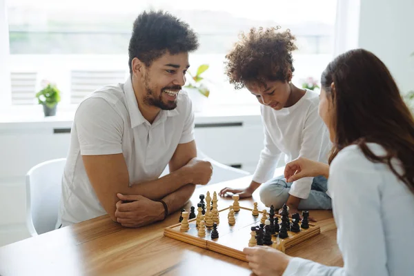 Família feliz jogando xadrez juntos — Fotografia de Stock