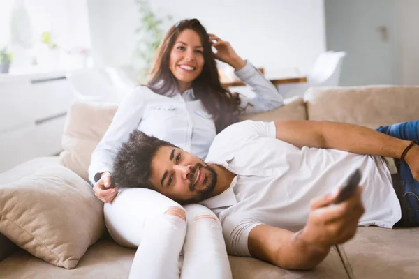 Lyckligt par liggande på soffan tillsammans — Stockfoto