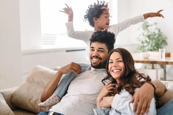 Mama en papa met hun kind — Stockfoto