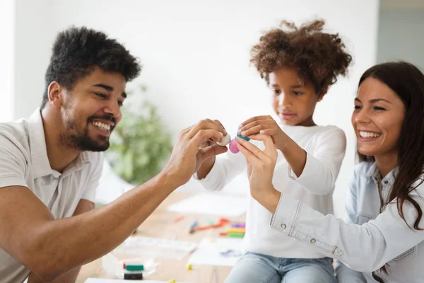 Mãe e pai desenhando juntos com a criança — Fotografia de Stock