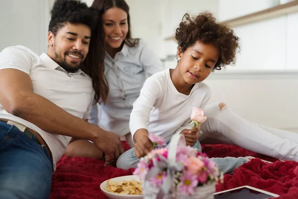 Familia tener maravilloso tiempo juntos —  Fotos de Stock