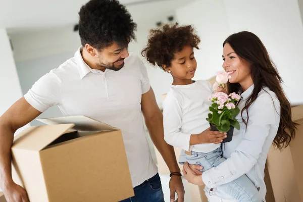 Family moving into their new home — Stock Photo, Image