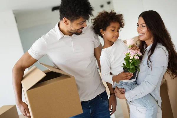 Family with cardboard boxes — Stock Photo, Image