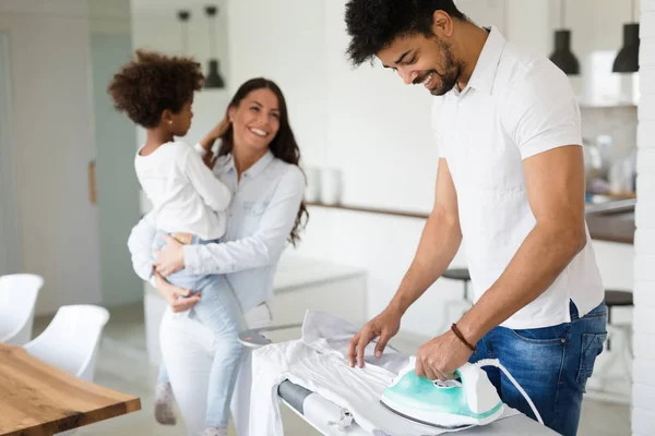 Pareja haciendo tareas de manguera — Foto de Stock