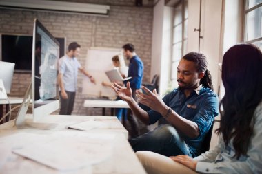 Bilgisayarda çalışan genç attactive tasarımcıları portresi