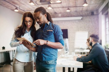 Genç bakış açısı tasarımcıları tablet kullanma office resmini