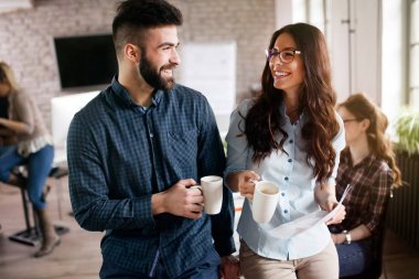 Genç bakış açısı tasarımcıları ofiste tartışırken resmini