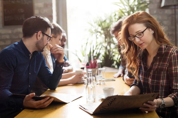 Heureux Jeunes Collègues Travail Socialiser Dans Restaurant — Photo