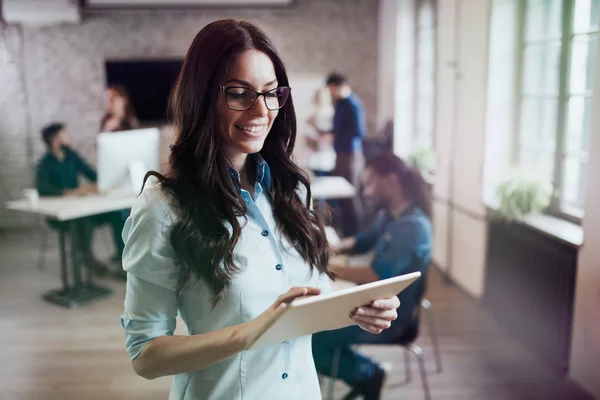 Portret van jonge mooie vrouwelijke ontwerper met behulp van Tablet PC — Stockfoto