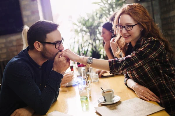 Hombre Guapo Coqueteando Con Una Mujer Linda Restaurante Descanso Del —  Fotos de Stock