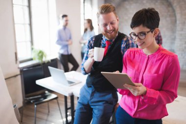 Yaratıcı genç iş adamları ve birlikte ofisinde çalışan mimarlar