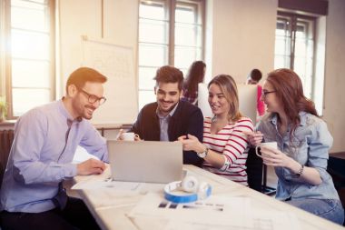 Startupteamwork beyin fırtınası toplantı kavramı. Proje üzerinde birlikte çalışan kişiler