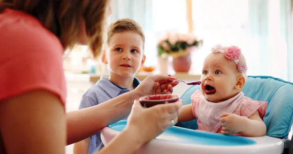 Mãe alimentando seu bebê menina — Fotografia de Stock