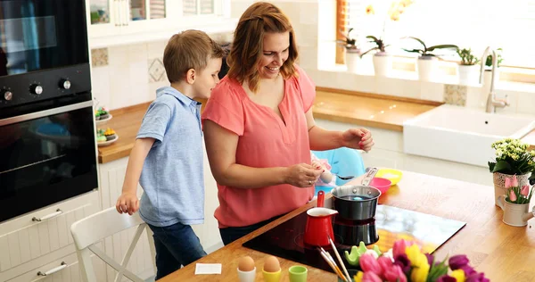 Madre e figlio stanno dipingendo uova — Foto Stock