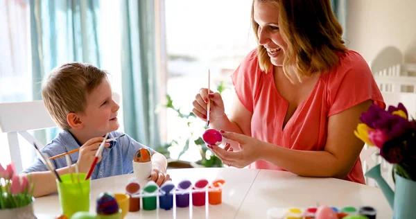 Matka a syn malovat velikonoční vajíčka — Stock fotografie
