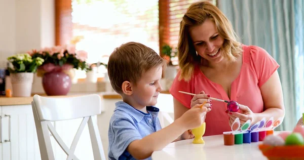 Mother and son  painting eggs for Easter — Stock Photo, Image