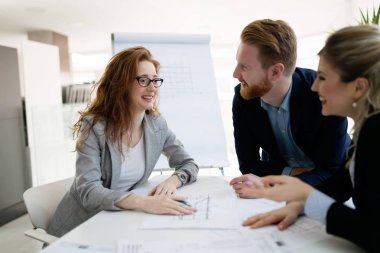 Grup genç Mimarlar proje üzerinde birlikte çalışma