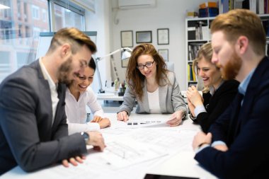 Grup genç Mimarlar proje üzerinde birlikte çalışma