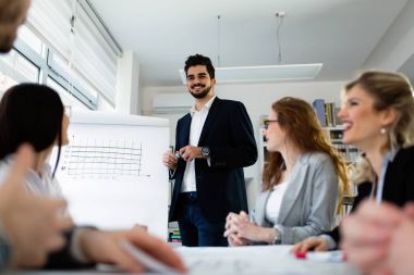 Grup genç Mimarlar proje üzerinde birlikte çalışma