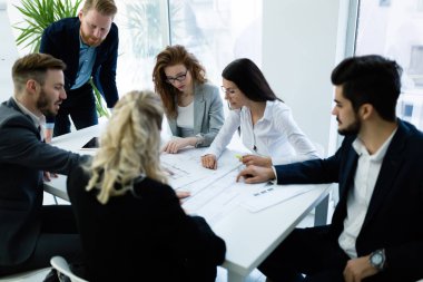 Grup genç Mimarlar proje üzerinde birlikte çalışma