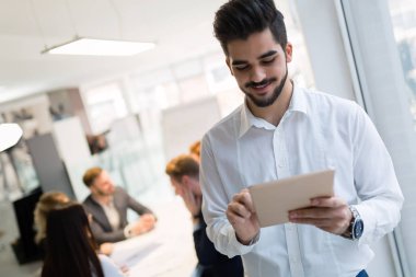 Genç yakışıklı mimar ofis toplantı portresi