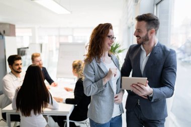 Genç çekici dijital tablet kullanma office meslektaş mimar