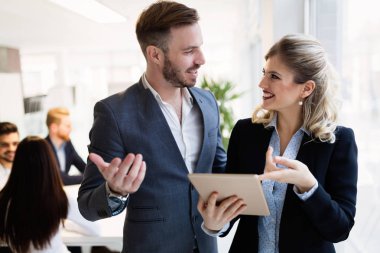 Genç çekici dijital tablet kullanma office meslektaş mimar