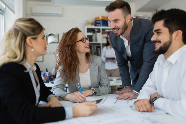 Gruppo Giovani Architetti Che Lavorano Insieme Progetto — Foto Stock