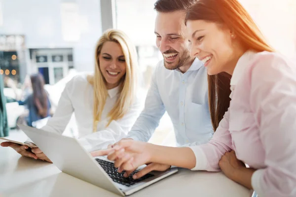 Kollegen aus der Wirtschaft lachen — Stockfoto