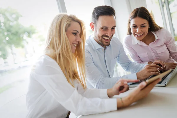 Gente de negocios divirtiéndose en oficina — Foto de Stock