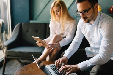 Yeni fikirleri tartışmak iş arkadaşları