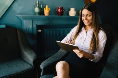 Sayısal tablet tutan iş kadını