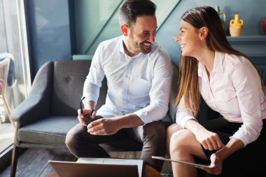 Ofiste bilgisayar üzerinde çalışan genç iş adamları