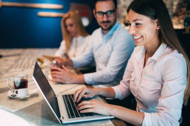 restoranda iş sosyalleşme üzerinden iş arkadaşları