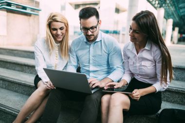 Genç iş adamları işbirliği