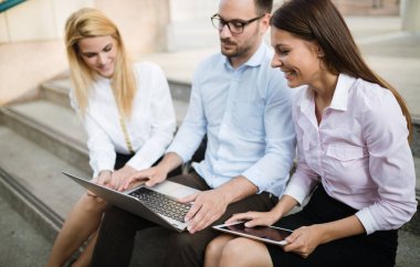  iş arkadaşlarınızla birlikte dizüstü bilgisayarda çalışan