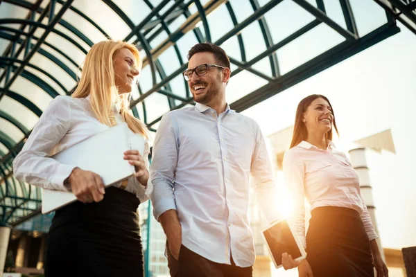 Resim duran genç çekici iş ortakları