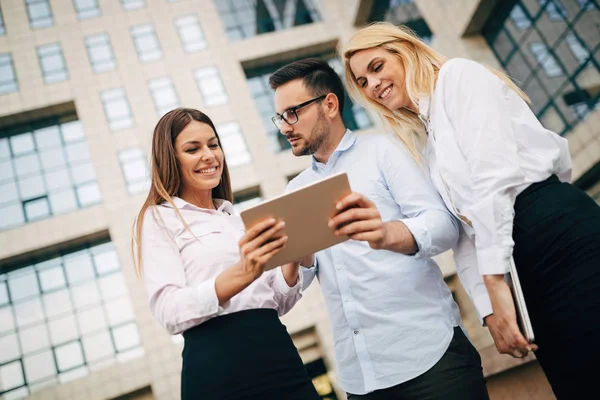 Imagen de socios empresariales jóvenes y atractivos de pie — Foto de Stock