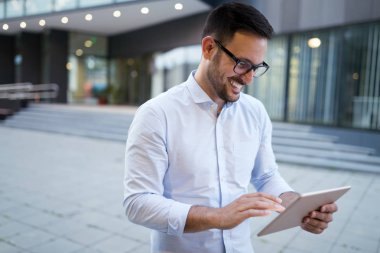 İşadamı Tablet ve telefon el altında olması