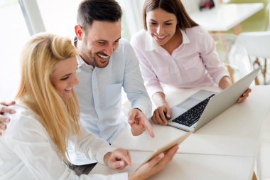 Birlikte laptop çalışma ofisinde şirket