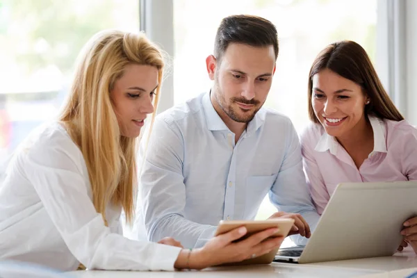 Zebranie w biurze pracy razem na laptopie — Zdjęcie stockowe