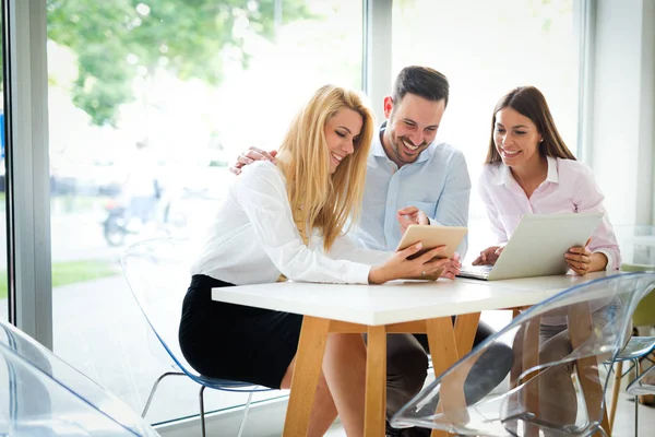 Business medarbetare diskuterar nya idéer — Stockfoto