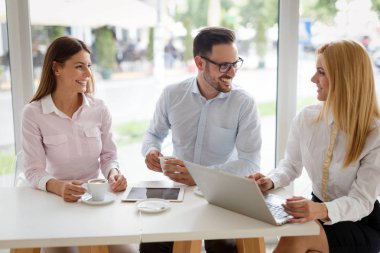 İş arkadaşları ofiste birlikte çalışıyorlar.