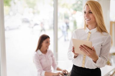 Genç güzel gülümseyen sarışın kadın portresi