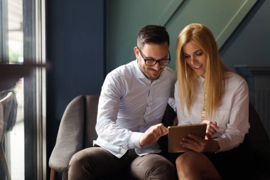 Ofiste bilgisayar üzerinde çalışan genç iş adamları
