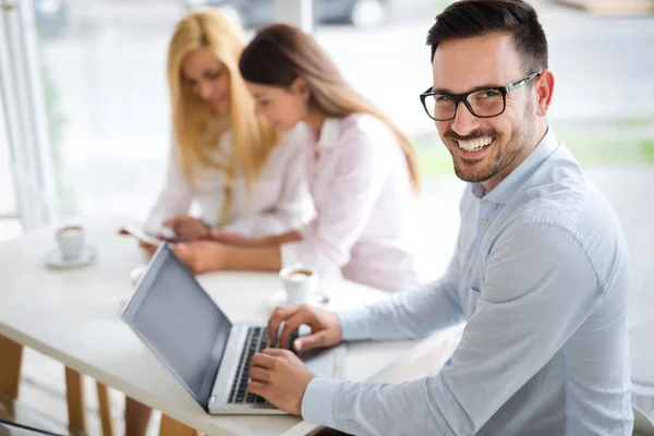 Pracovní tým v úřadu pracují společně na laptop — Stock fotografie